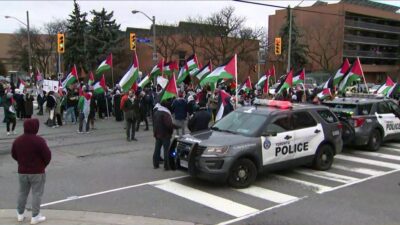 المتظاهرون المؤيدون لفلسطين ينتقدون قرار حظر الاحتجاجات في أحد مناطق تورونتو