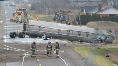 إغلاق طريق QEW في أونتاريو طيلة اليوم وتسرب آلاف اللترات من الوقود