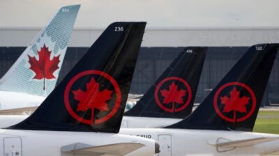 راكب يفتح مقصورة طائرة Air Canada ويسقط على المدرج!