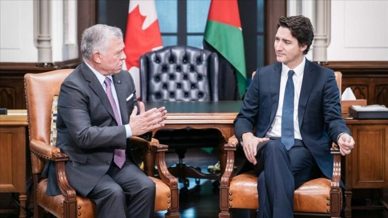 thumbs b c 7c2b81caf56341178fb57efb2a46600e