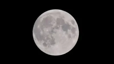 الأرض تحتضن قمرين في حدث فلكي نادر