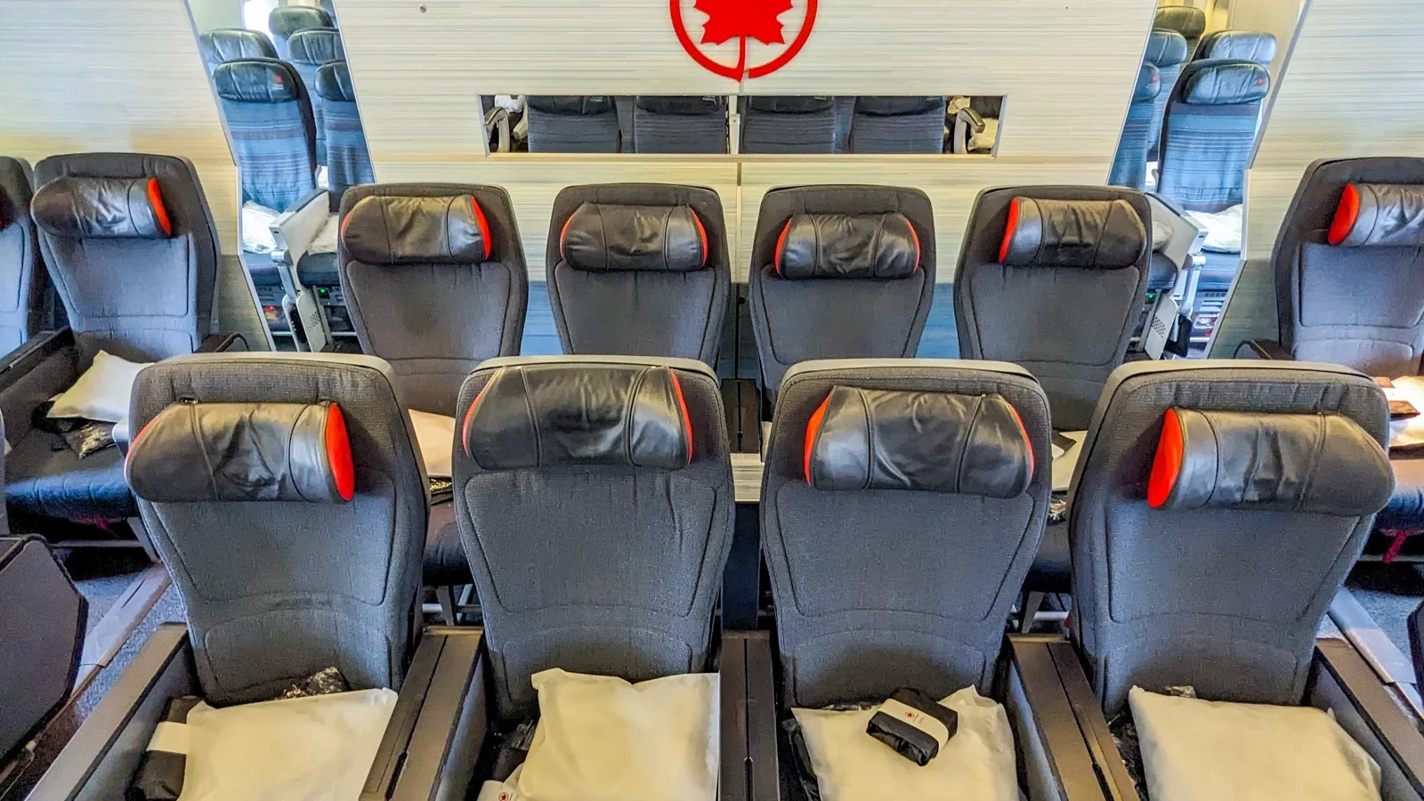 20230808 Air Canada Premium Economy AMS to YYZ BSmithson 15