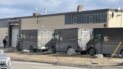 القبض على موظف لدى UPS سرق 1.3 مليون دولار من منتجات Apple في مانيتوبا
