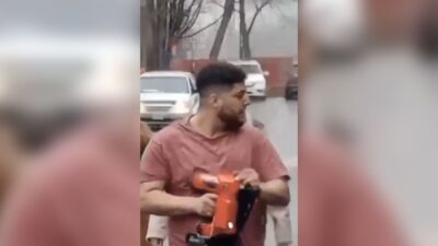 اتهام رجل بالكراهية بعد تهديده متظاهرين مؤيدين لفلسطين بمسدس مسامير في تورونتو!