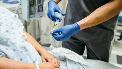 استطلاع: حوالي نصف الكنديين مستعدين للسفر إلى أمريكا للعلاج