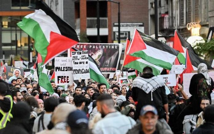 المتظاهرين المؤيدين لفلسطين