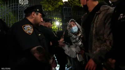 فيديو – شرطة نيويورك تقتحم جامعة كولومبيا لتفريق المتظاهرين المؤيدين لفلسطين