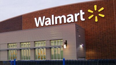 شركة Walmart تستعد لتسريح مئات العمال وإعادة الآخرين للعمل في المكاتب