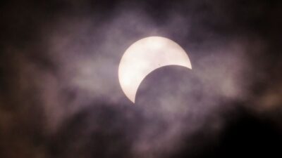 صور – مشاهد رائعة لكسوف الشمس بعدسات الكنديين