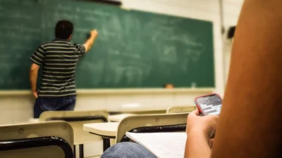 طلاب في مدرسة ثانوية بأونتاريو يحصلون على علامات كاملة بسبب عدم وجود معلمين!
