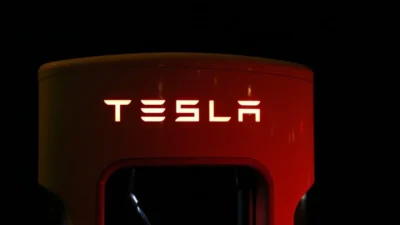 عطل كهربائي يصيب سيارات Tesla الجديدة