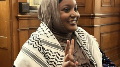 محاولة طرد النائبة البرلمانية سارة جاما من المجلس التشريعي بأونتاريو بسبب ارتدائها الكوفية
