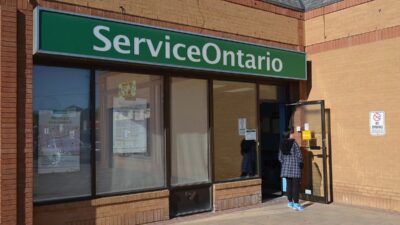 حكومة أونتاريو تدرس نقل المزيد من مراكز ServiceOntario إلى المتاجر