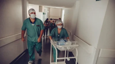 الأطباء يحذرون من مرض جديد في كندا… ما هي أعراضه وخطورته؟