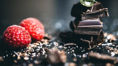 دراسة جديدة تحذر: منتجات الشوكولاتة في المتاجر تسبب السرطان!