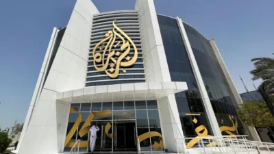 القوات الاسرائيلية تداهم مكتب شبكة الجزيرة الإعلامية وتغلقه!