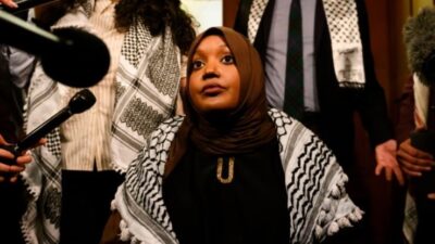 مرة أخرى … طرد النائبة سارة جاما من برلمان أونتاريو بسبب ارتدائها الكوفية الفلسطينية