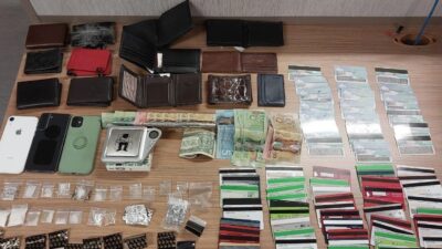 القبض على 3 أشخاص بحوزتهم 60 بطاقة بنكية مسروقة ومخدرات في برامبتون