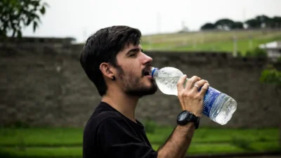 دراسة جديدة: هذه هي مخاطر الشرب من عبوات المياه البلاستيكية