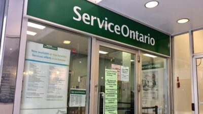 التحقيق في قرار حكومة أونتاريو بتحويل مراكز ServiceOntario إلى متاجر Staples
