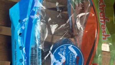 امرأة من أونتاريو تعثر على عنكبوت الأرملة السوداء داخل كيس عنب من Walmart!