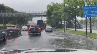 الشرطة تحذر من حدوث فيضانات بسبب الأمطار الغزيرة بتورونتو الكبرى