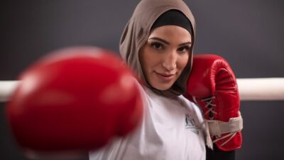 بطلة الملاكمة الأسترالية تنتقد قرار السلطات الفرنسية لحظر الحجاب في أولمبياد باريس