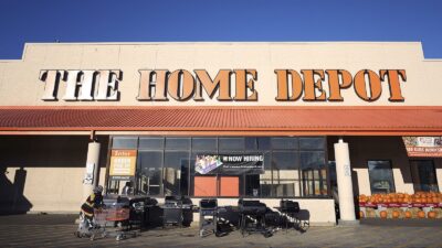 القبض على رجل وامرأة بتهمة الاحتيال في متاجر Home Depot بتورونتو الكبرى