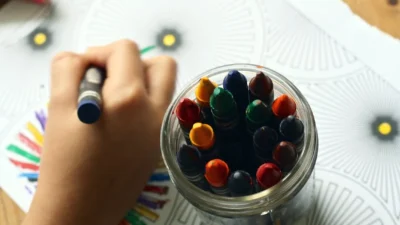 إيقاف معلمة ابتدائية في بريتش كولومبيا بعدما ألصقت كلمة “براز” بذراع أحد الأطفال