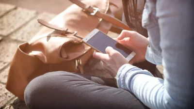 مدارس أونتاريو تواجه تحديات كبيرة لتطبيق حظر الهواتف في الفصول الدراسية