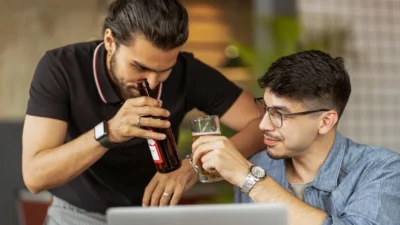 سيناتور كندي يقترح فرض قيود على إعلانات الكحول في كندا