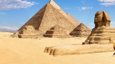 رصد ظاهرة غريبة فوق أهرامات مصر
