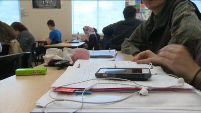 تحديات كبيرة في مدارس أونتاريو لتطبيق حظر الهواتف في الفصول