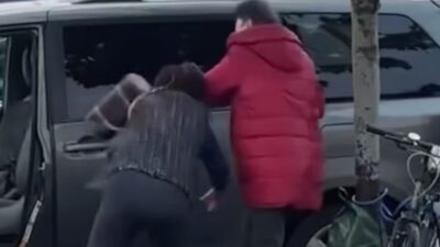 فيديو – شجار بين امرأتين حول مكان ركن السيارات في فانكوفر