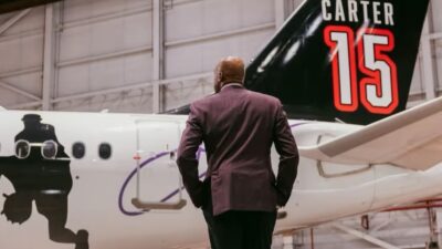 تصميم طائرة خاصة من Air Canada لتكريم نجم كرة السلة كارتر