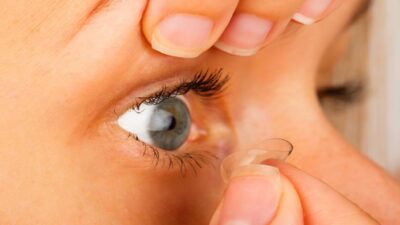خبراء يحذرون مرتدي العدسات اللاصقة أثناء النوم