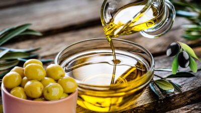 زيت الزيتون وفوائده الصحية: كنز الطبيعة السائل