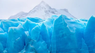 أكبر جبل جليدي في العالم يتجه إلى جزيرة بريطانية