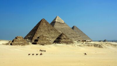 طاقة غامضة داخل أهرامات مصر تثير دهشة العلماء