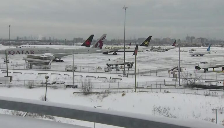 مطار ثلوج بيرسون تورنتو