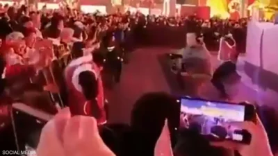 فيديو – روبوت يخرج عن السيطرة ويهاجم الجمهور في بالصين
