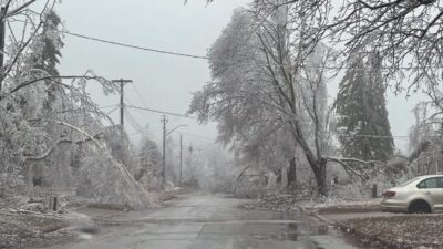 أكثر من 100 ألف شخص لا يزالون بدون كهرباء في أونتاريو