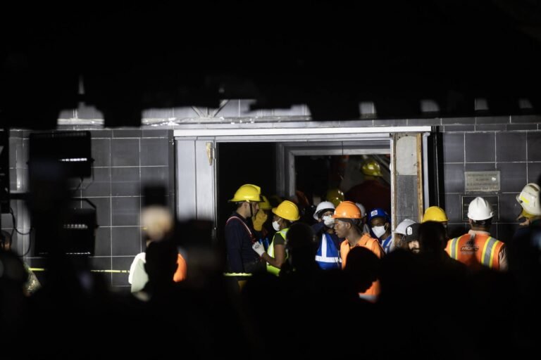 Search continues at the Santo Domingo discotheque after the roof collapsed