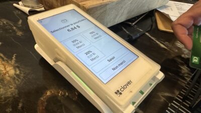 قواعد جديدة لعرض الأسعار والإكراميات في كيبيك