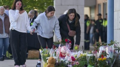المئات في أونتاريو ينعنون مصرع أربعة طلاب وأستاذ في حادث سير مأساوي