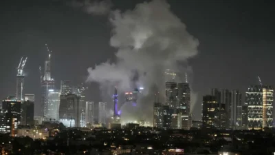 إنقاذ موظفة بالسفارة الكندية من مبنى استُهدف بصاروخ في اسرائيل