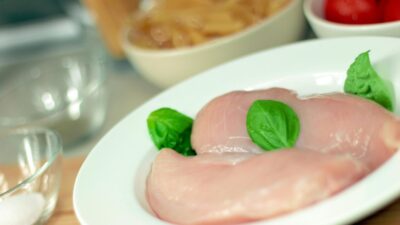 أطباء يحذرون من خطورة غسل الدجاج قبل الطهي