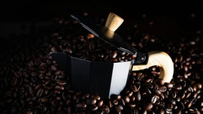 الأطباء يحذرون من الإفراط في شرب القهوة خلال موجات الحر