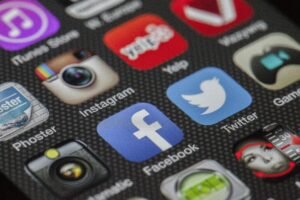 كندا تبحث آلية لمنع من هم دون 16 عاماً من استخدام مواقع التواصل