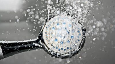 الاستحمام بالماء البارد في الحر خطير …أطباء يوضحون